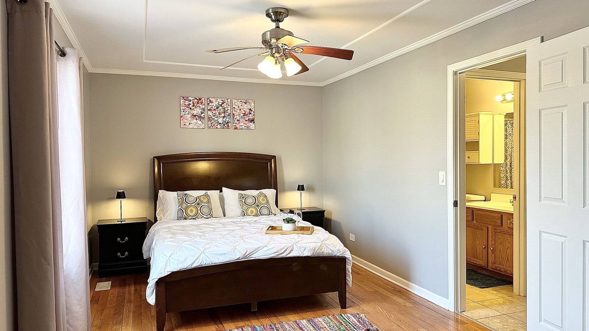 Fox Valley House | Fast Wi-Fi/Comfy beds/Free parking/3bdr house/4TVsn