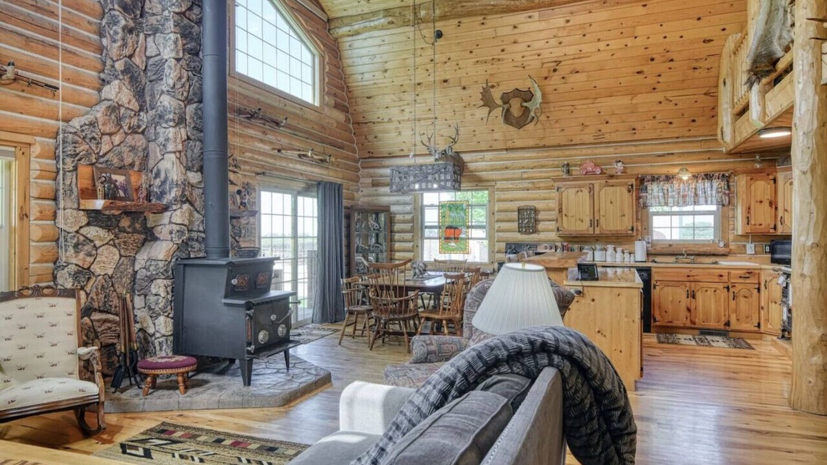 Rigby Cabin | Fast WiFi|Fly Tying|Foosball