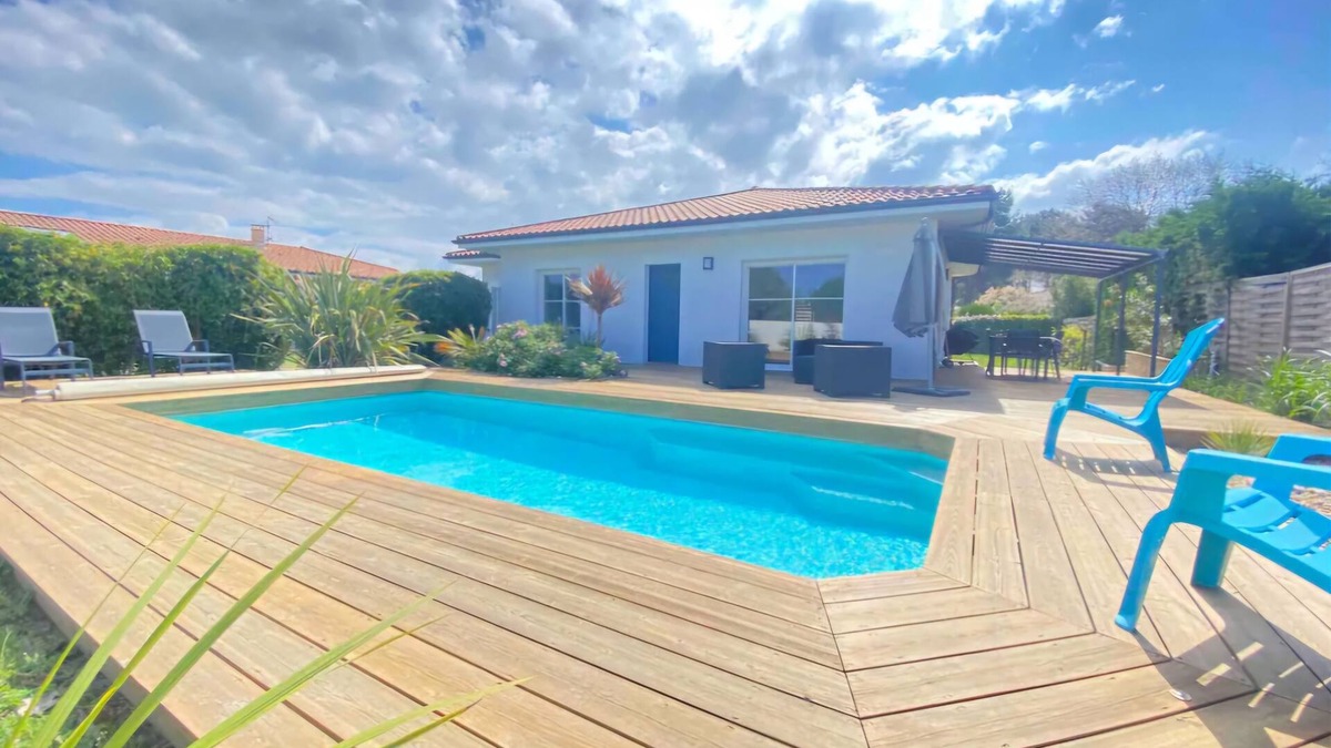 Audenge Villa | Favorite in Audenge: heated swimming pool, wooded garden, and ping-pong table