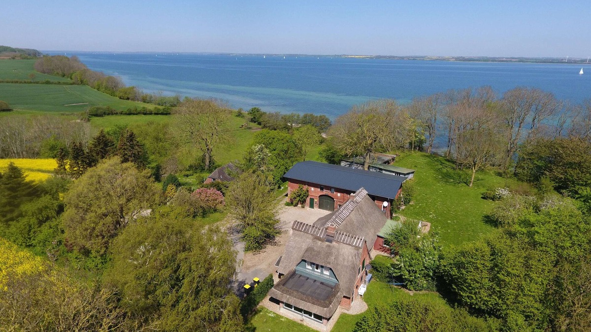 Steinbergkirche Apartment | Favorite place by the sea - farmhouse on Mühlendamm with sea view garden, oven and