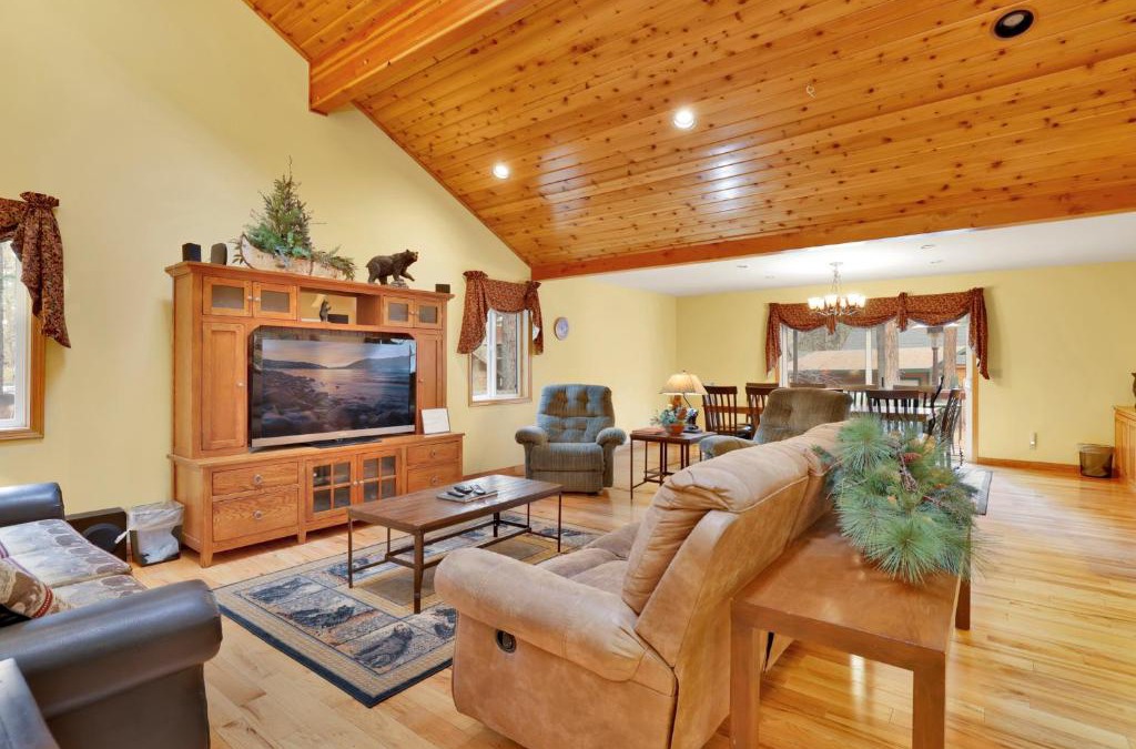 Fawnskin Ski Chalet | Fawnskin Log Cabin- Luxurious Group Log Cabin Estate- Hot Tub- Walk to Lake