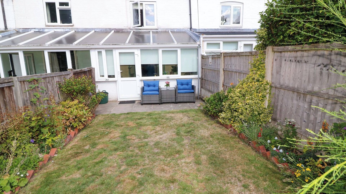 Edwinstowe Cottage | FAYE COTTAGE, pet friendly, character holiday cottage in Edwinstowe