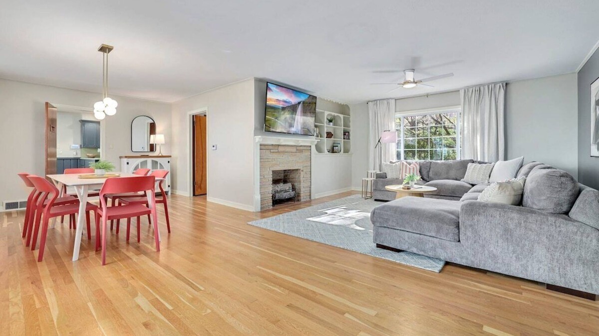 Fayetteville House | Fayetteville Flashback - 2 Mi to Downtown