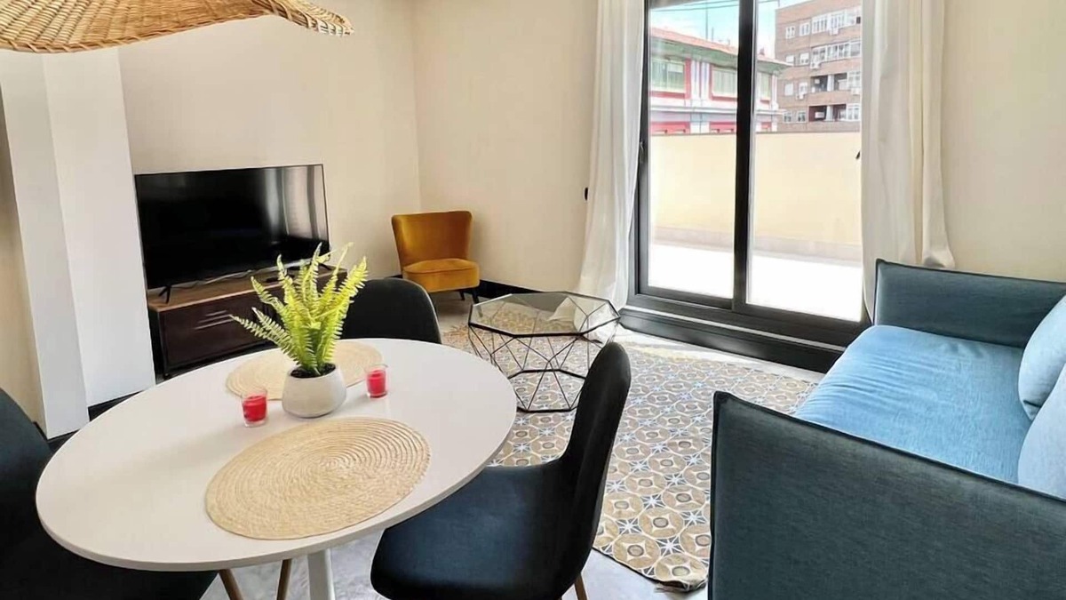 Almendrales Apartment | FD/ Beautiful penthouse with terrace. Parking. TV/WIFI