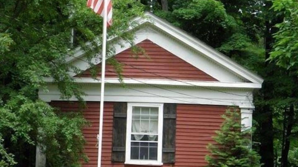 Pittsfield House | Featured in a Home & Garden TV Special 30 South Mountain Road