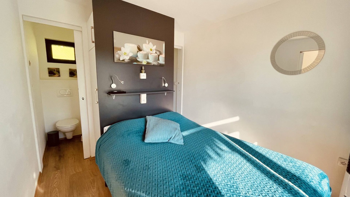 La Chapelle-Aubareil Hotel | Features one double bed and one single bed.