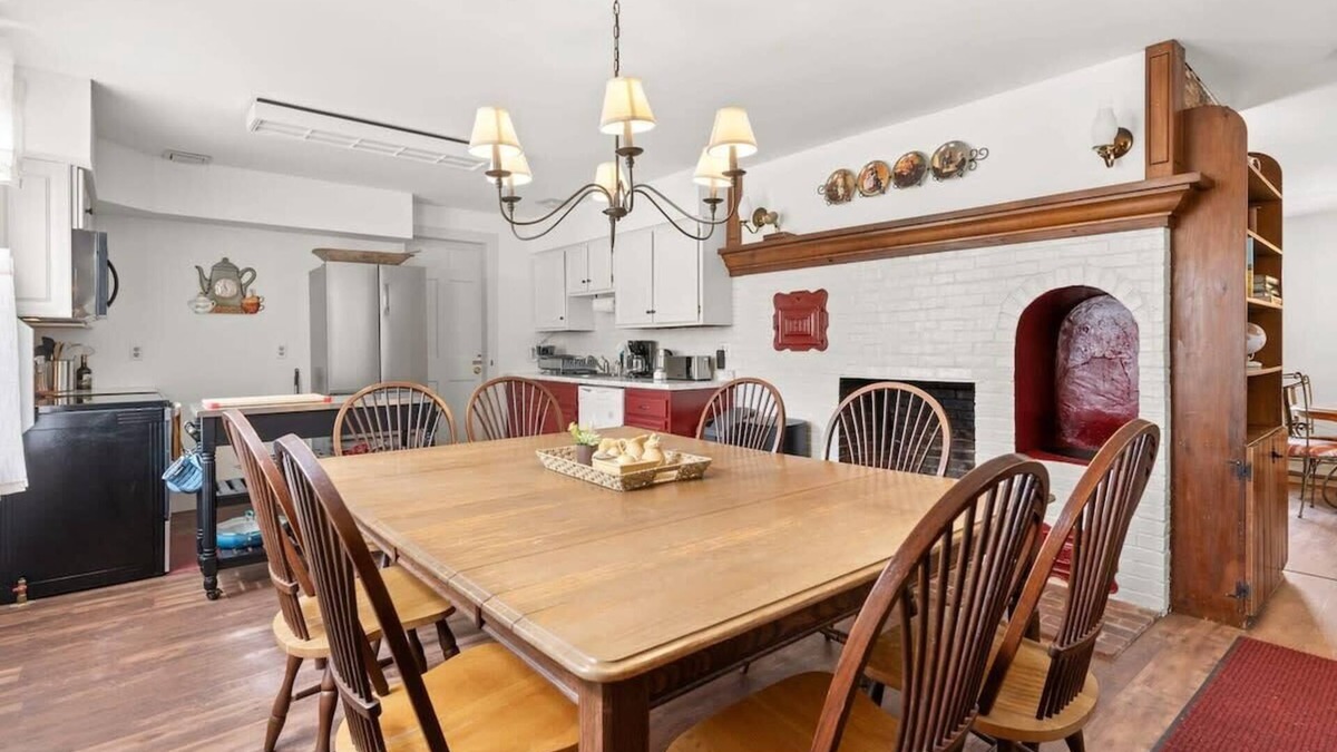 Epping Apartment | Federal on Exeter | Circa 1805 | UNH |Pet-Friendly