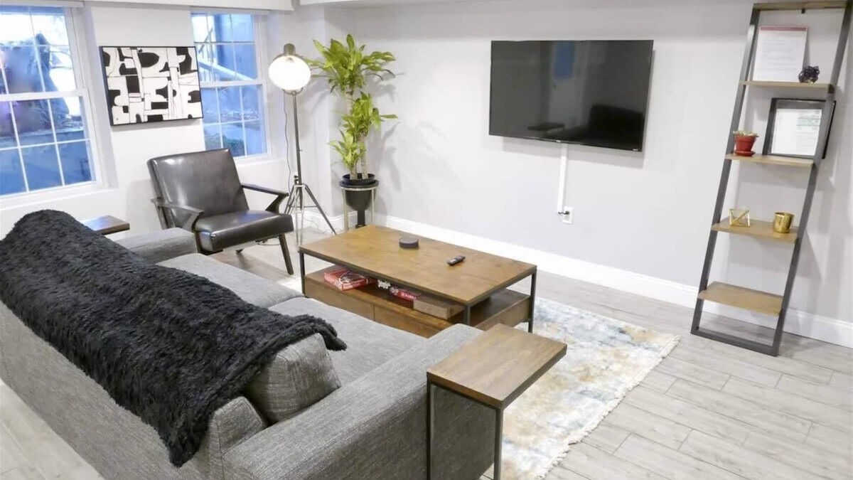 Bloomingdale Apartment | Federalist Style Rowhouse sleeps 4 with parking