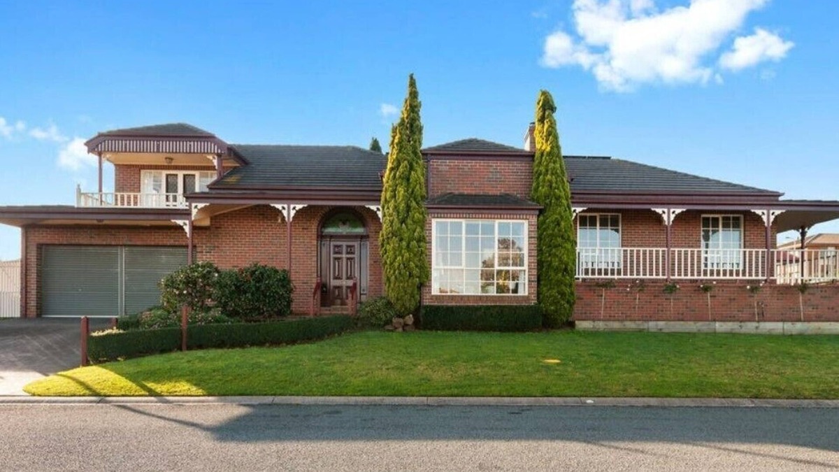 Lakes Entrance House | ‘Federation Style’ 4 bedroom House with Ocean View