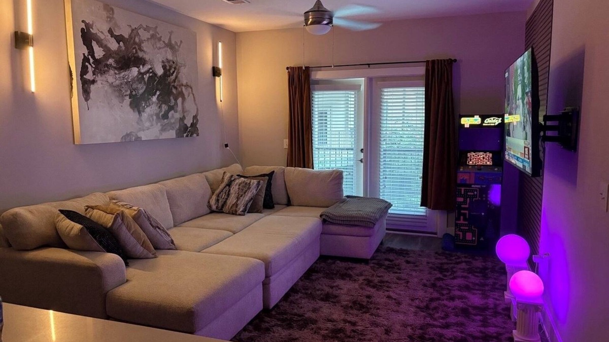 Sandy Springs Apartment | Feel at home in our 2 Bed 2 Bathroom, pool view, game room, palace in Atlanta.