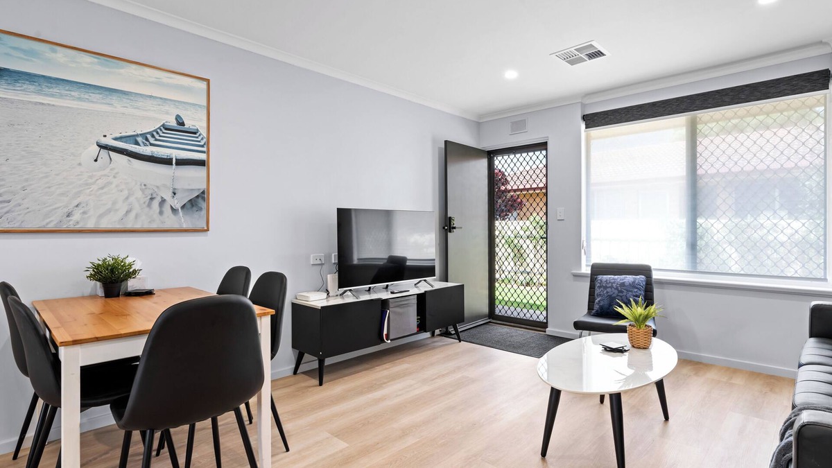 Magil Condo | Feel happy & at home here! Freshly renovated, cosy home unit in Hectorville, SA. Linen hire included