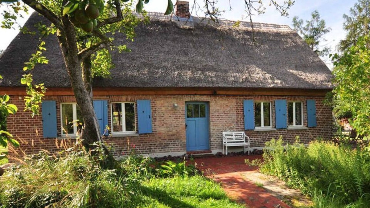 Bellin House | FeHa - Historic thatched cottage with trailer and large orchard