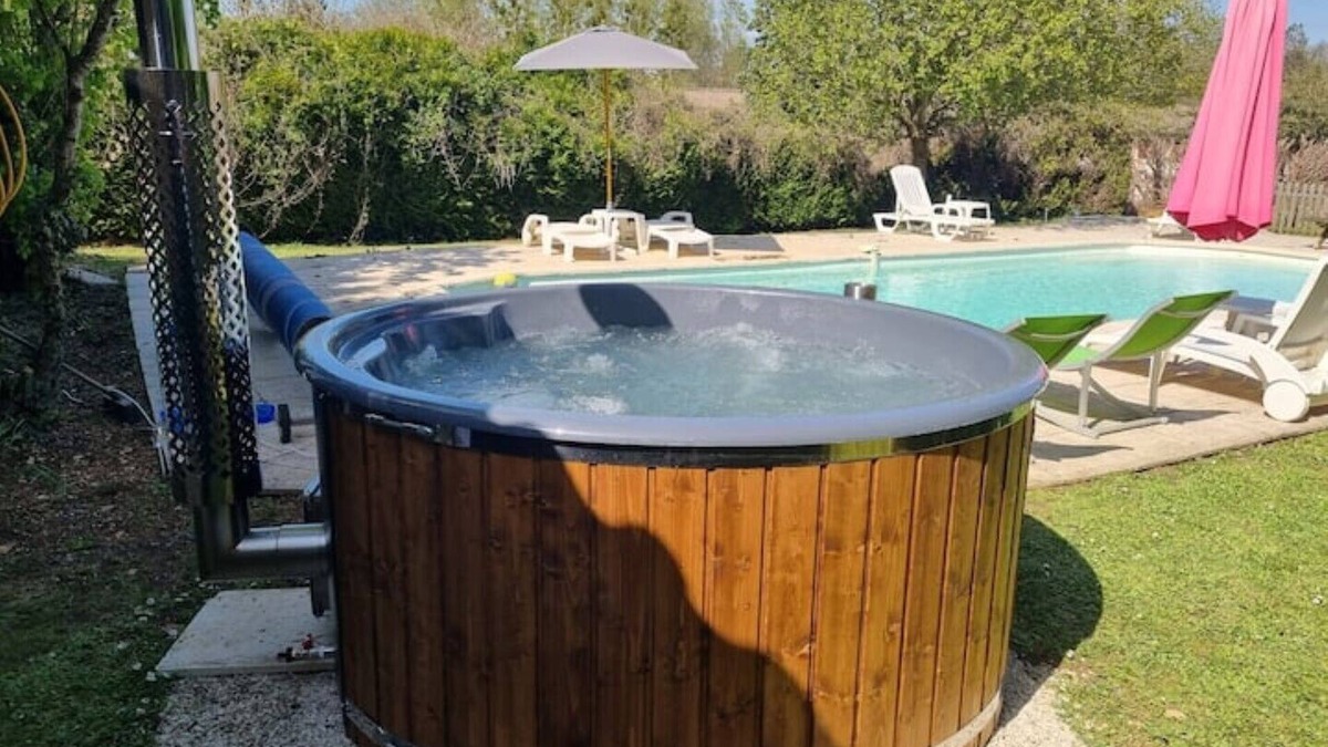 Paizay-le-Tort Cottage | 'Felicia' 2 Bedroom Family Gite with Shared Hot Tub & Swimming Pool