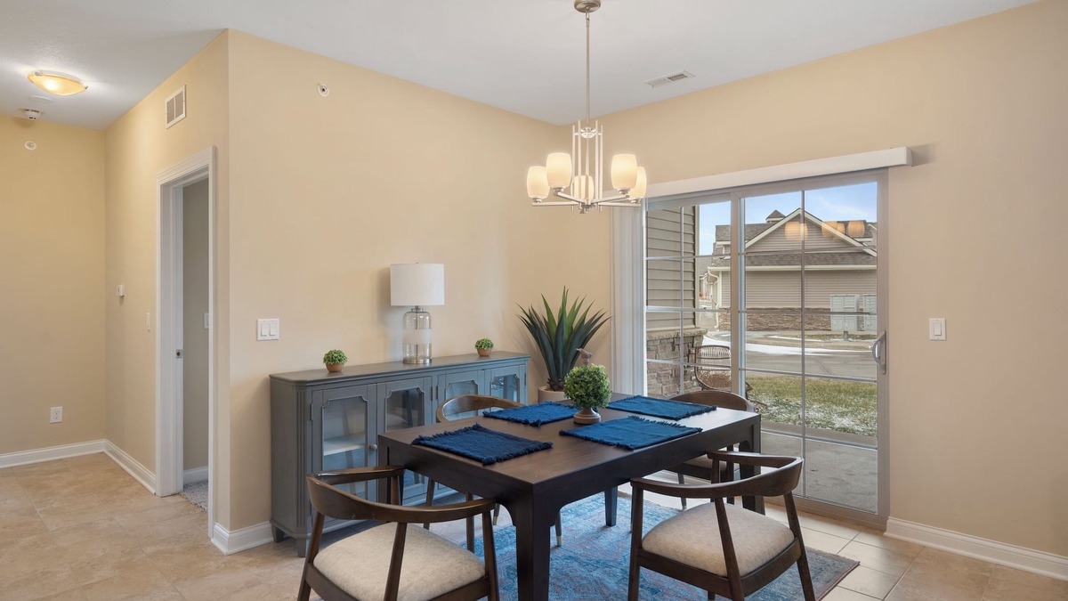 West Des Moines Condo | Felicitous Spacious Clean Safe Jordan Creek Perks W/Garage