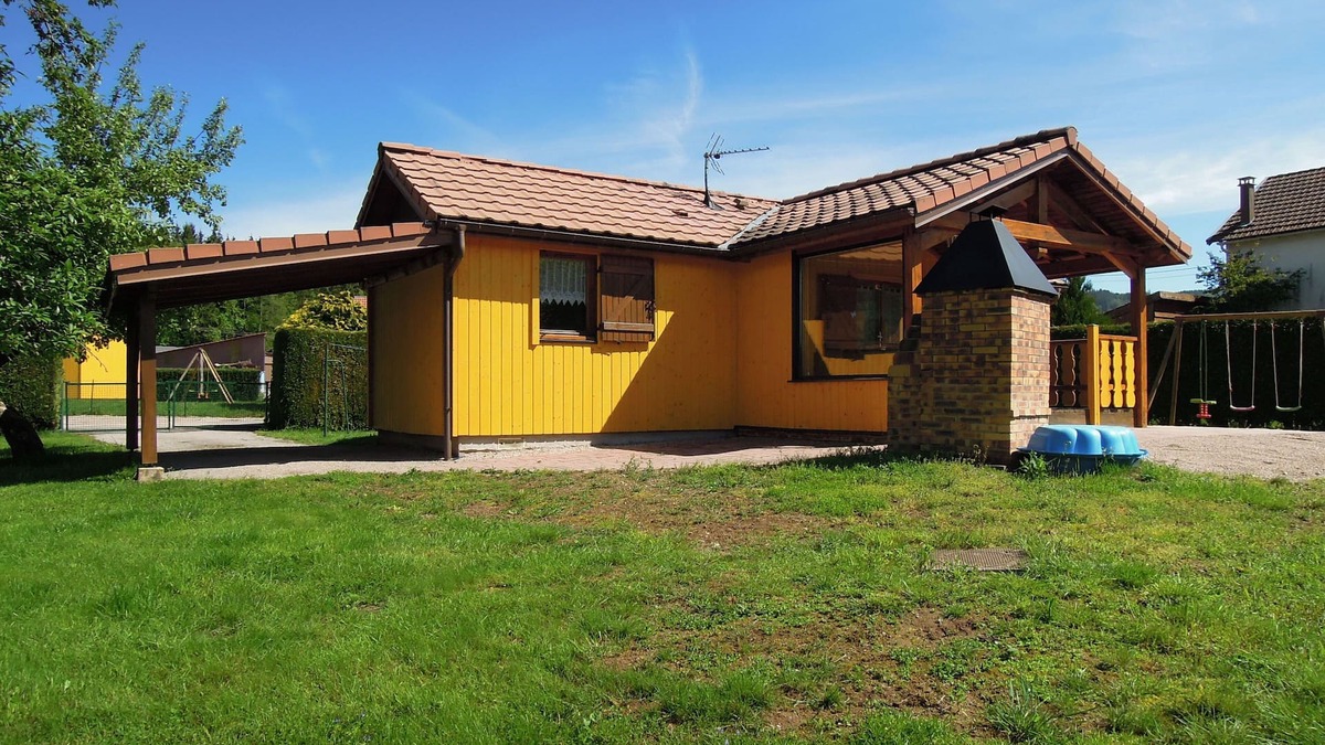 Fraize Ski Chalet | Fenced cottage rental with barbecue and children's play area