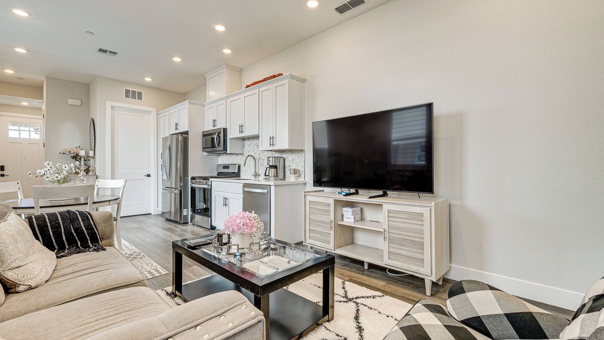 Roseville Apartment | Fenced-In Yard: Apt 7 Mi to Westfield Galleria