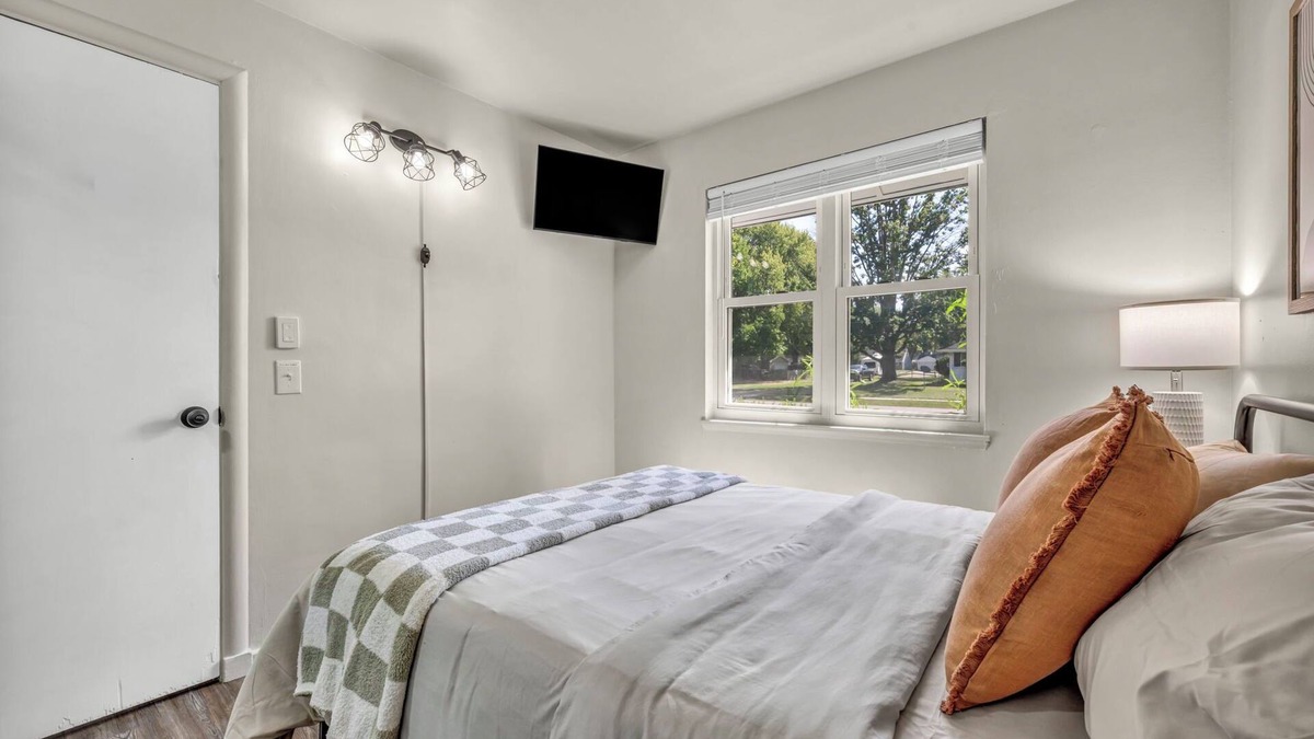 Berea House | Fenced & Pet-Friendly! Modern 2BR Retreat! CLE-BW