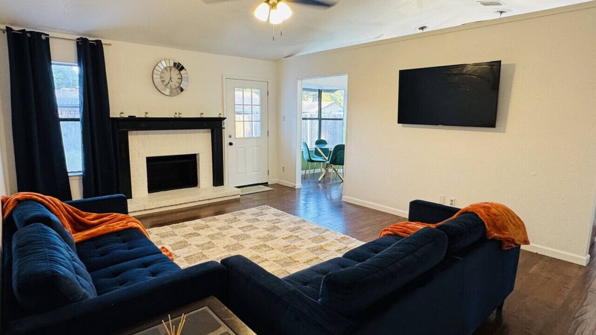Wylie House | Fenced Yard Fire pit Fireplace Pet Friendly
