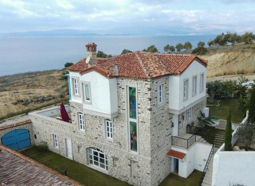 Cesme Villa | Fener burnunda Denize sıfır orjinaltaş malikane