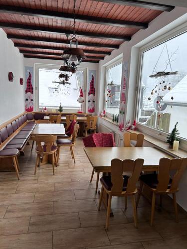 Langewiese House | Ferienhaus Astenblick - Ideal für Weihnachtsfeiern und Familienfeiern bietet Schlafplätze für bis zu 35 Personen