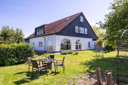 Kuehlungsborn Apartment | Ferienhaus Kleckerburg für Gruppen bis 22 Personen OFC 05