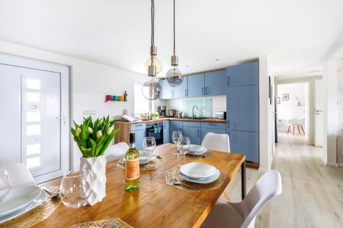 Joachimsthal House | Ferienhaus Seeliebe 70 QM I 2 Schlafzimmer I 5 min zum See I überdachte Terrasse I nahe Werbellinsee