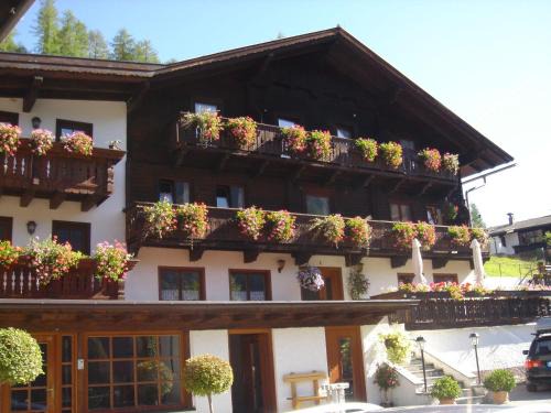 Heiligenblut House | Ferienhof-Oberer-Gollmitzer-2-5-km-oberhalb-von-Heiligenblut-ruhige-sonnige-Lage-Glocknerblick