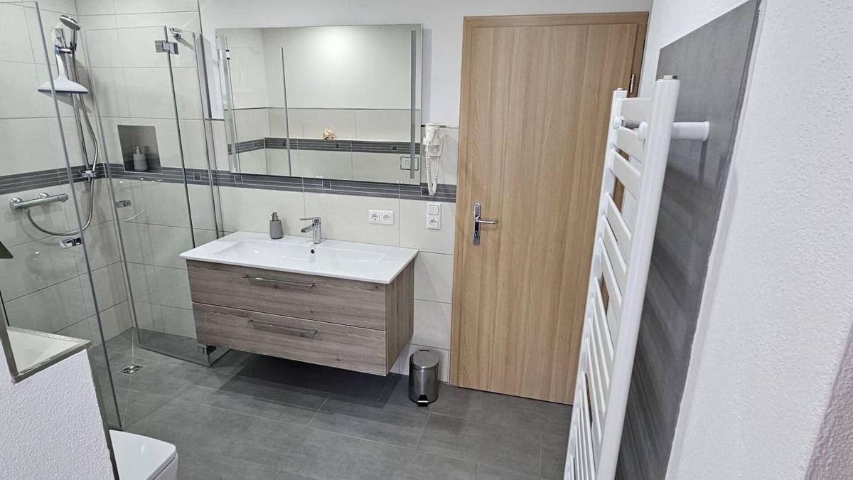 Bad Klosterlausnitz Apartment | Ferienwohnung Schwanenteich