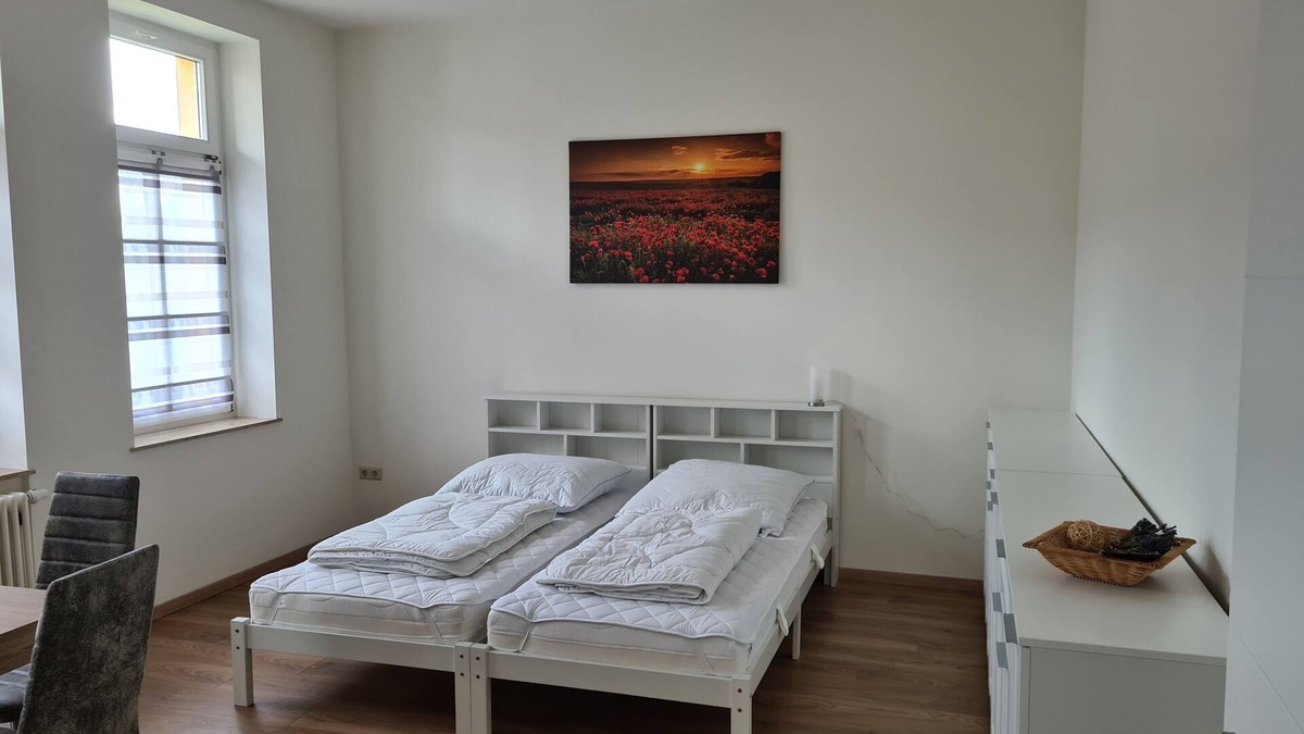 Arnsdorf Apartment | Ferienwohnung 1- Raum mit Balkon, Zusätzl. Kinderbett Möglich 20min v. Dresden