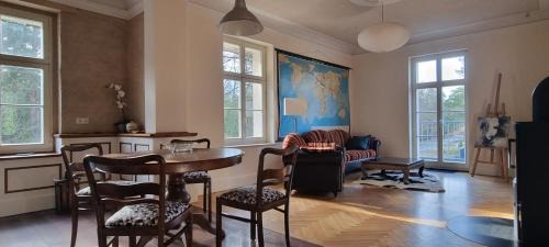 Kienwerder Apartment | Ferienwohnung 2OG am Waldfriedhof