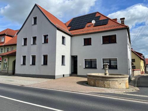 Tonna Apartment | Ferienwohnung Am Brunnen