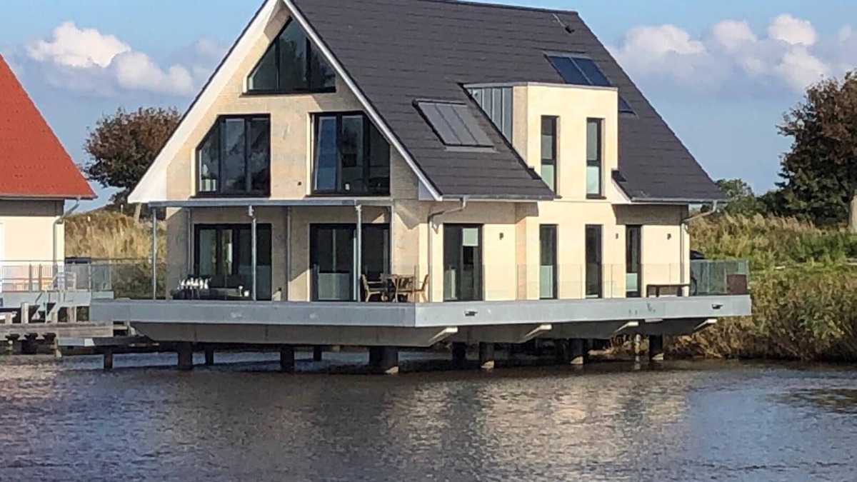 Harlesiel Apartment | Ferienwohnung Direkt auf dem Wasser mit Traumhaftem Blick auf den Yachthafen