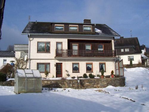 Hesborn Apartment | Ferienwohnung im Sauerland Hillside