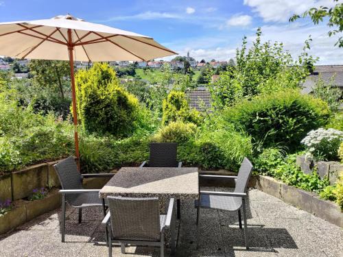 Bad Wuennenberg Apartment | Ferienwohnung "Kirchblick" im Ferienhaus Blumenhain