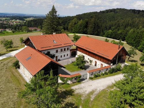 Regau Apartment | Ferienwohnung nähe Attersee - Traunsee LEHNER IM WALD charmantes Bauernhaus in Alleinlage