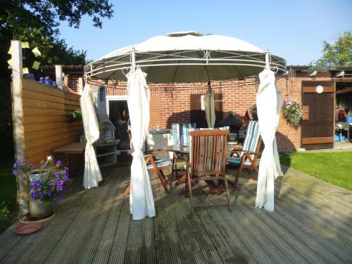 Erfde Apartment | Ferienwohnung Stoeterau - ebenerdige FeWo mit Sonnenterrasse