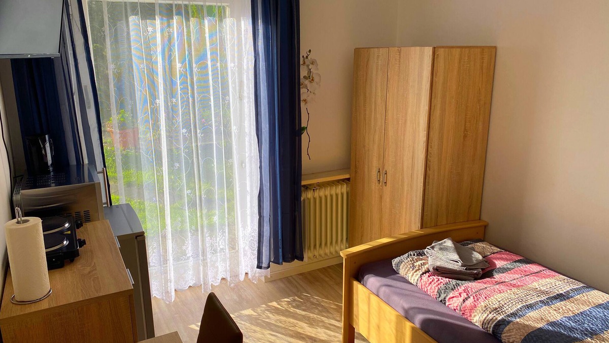 Fischach Apartment | Ferienzimmer Fischach mit Kochgelegenheit, Dusche und Terrasse