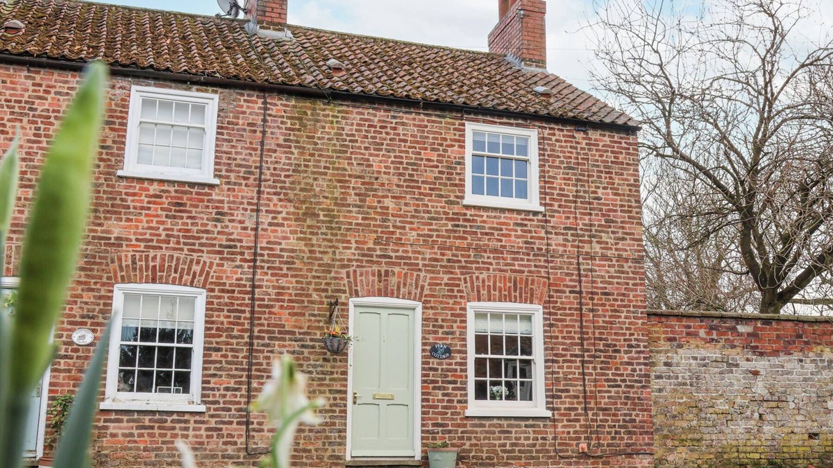 North Dalton House | FERN COTTAGE, pet friendly, with open fire in Great Driffield
