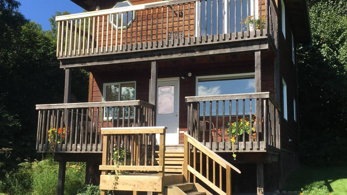 Homer House | Fern CreeknConvenient location w/spectacular views!