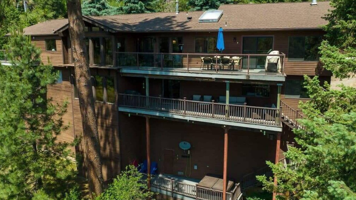 Coeur d'Alene House | Fernan Lake Lodge | Great lake view close to town