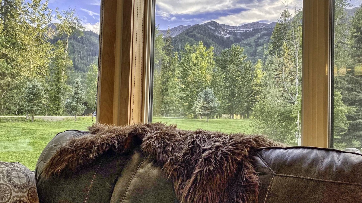 East Kootenay Condo | Fernie ON THE MOUNTAIN luxury 2 bedrooms 3 beds (1 king, 2 queen), 2 baths.