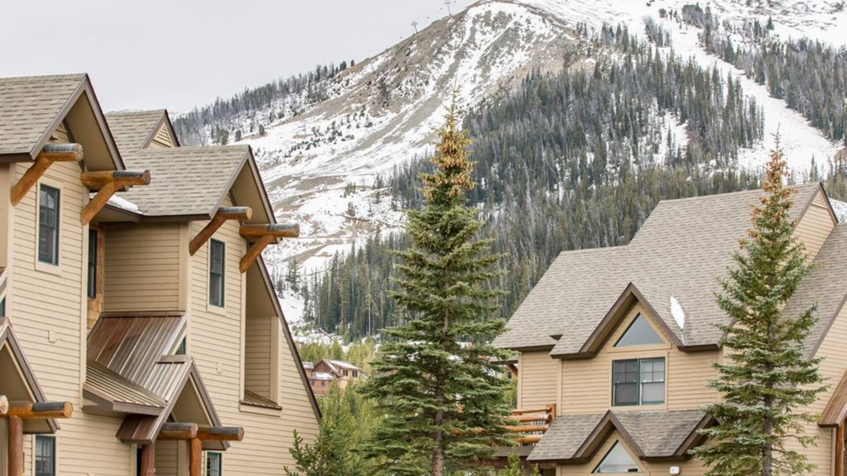 Saddle Ridge House | Festive Availability! Saddle Ridge Townhome with Ski-in/Ski out access! Hot tub!