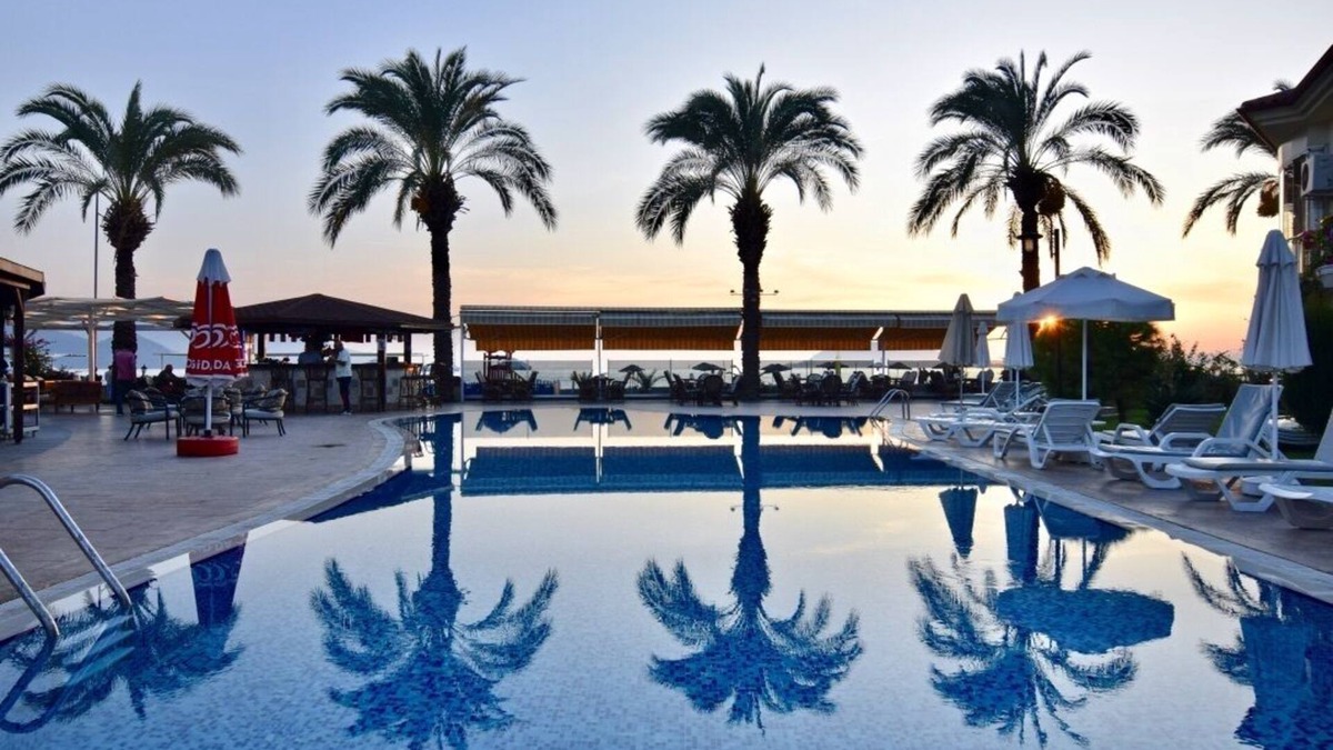 Fethiye City Center Apartment | fethiye , ground floor, beachfront, one bedroom, 24/7 security, private beach