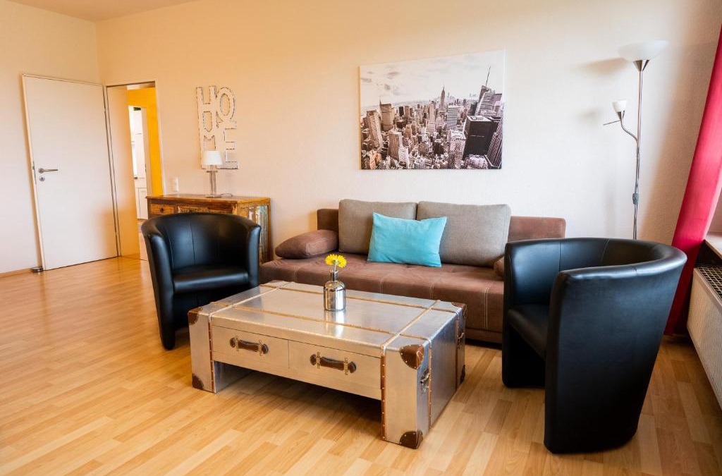 Sandershausen Apartment | Fewo Art City-Studio Kassel 2, groß, modern, citynah, 3 Schlafzimmer, 2 Bäder, kostenfreie Parkplätze, 2 Süd-Balkons, Herkulesblick