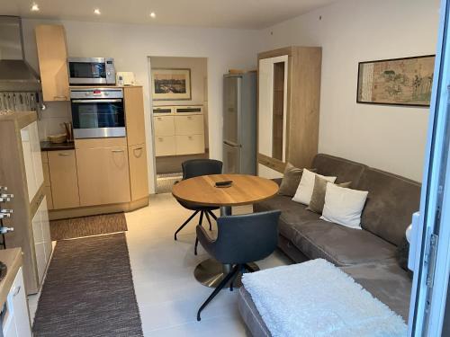 Suedost Apartment | FeWo Monarchenhügel in Seenähe, Garten, Terrasse, Carport mit Wallbox