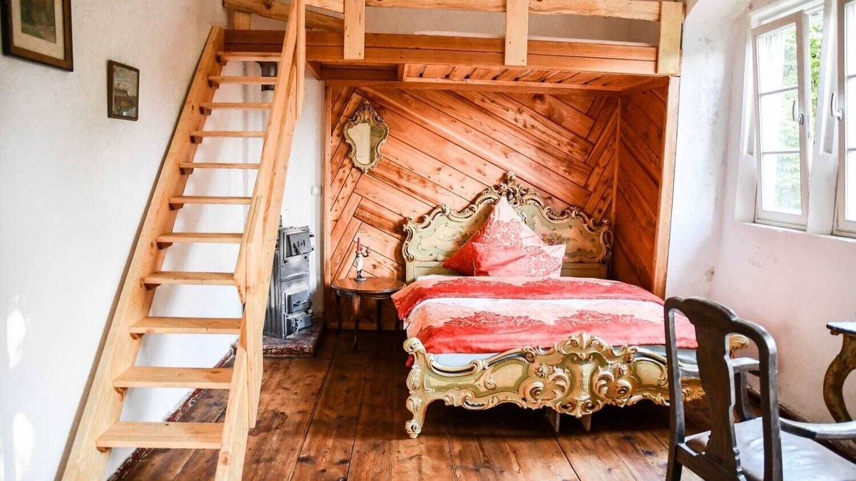 Hildburghausen Apartment | FeWo Therese - Spacious group accommodation in the historic castle ensemble