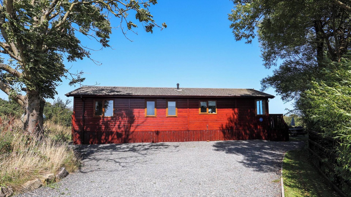 Caergeiliog Cottage | FFRWD LODGE, pet friendly, with a garden in Rhosneigr