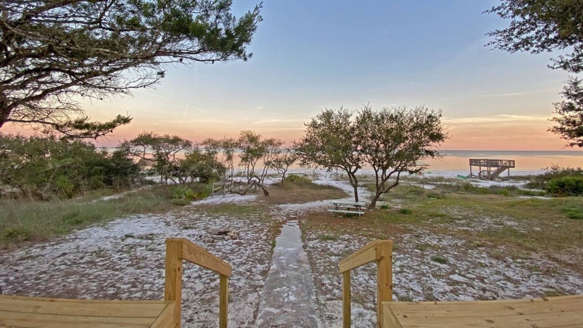 Panacea House | "Fiddler Crab" Beautiful 2BR/3BA beachfront house