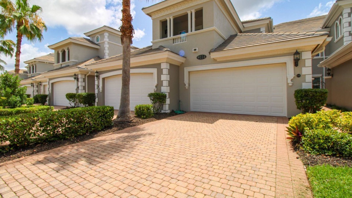 Naples House | FIDDLER'S CREEK WATERFRONT SEASONAL 3 BEDROOM-3 BATH COACH HOME IN VARENNA