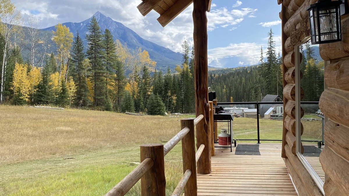 Blaeberry Cabin | Field of Dreams, the brand new log cabin retreat w/spectacular mountains views!